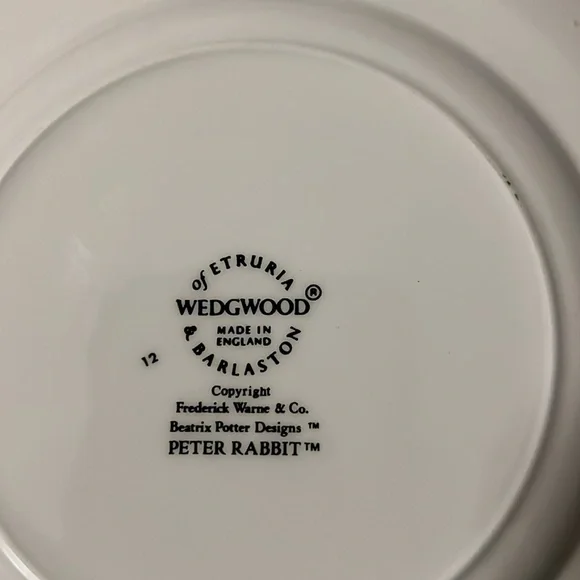 Vintage Beatrix potter Peter Rabbit Wedgewood plate with Mrs. Rabbit 7” - Picture 3 of 3